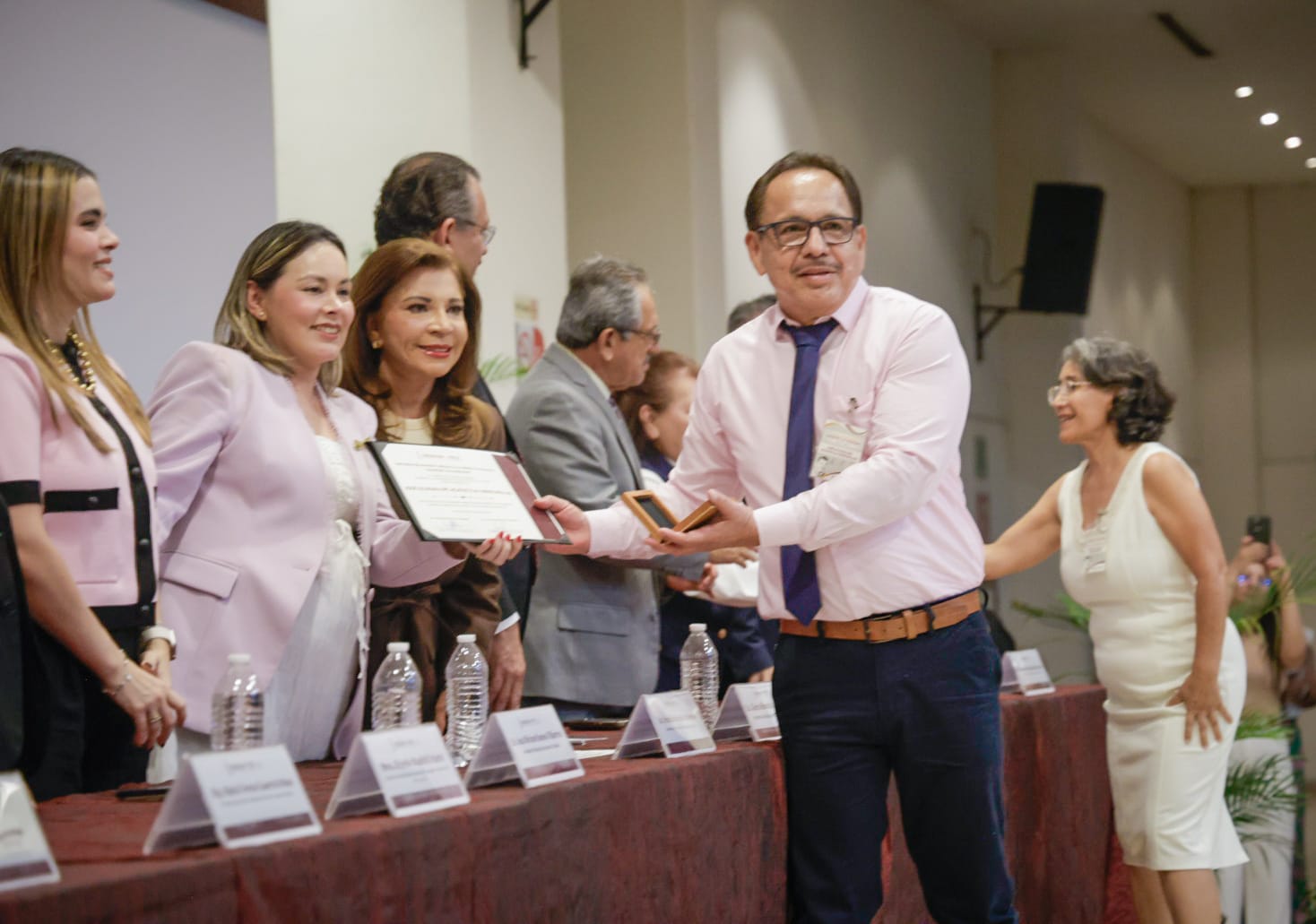 Entregan medalla "Maestro Manuel Ignacio Altamirano" a docentes con 40 años de trayectoria