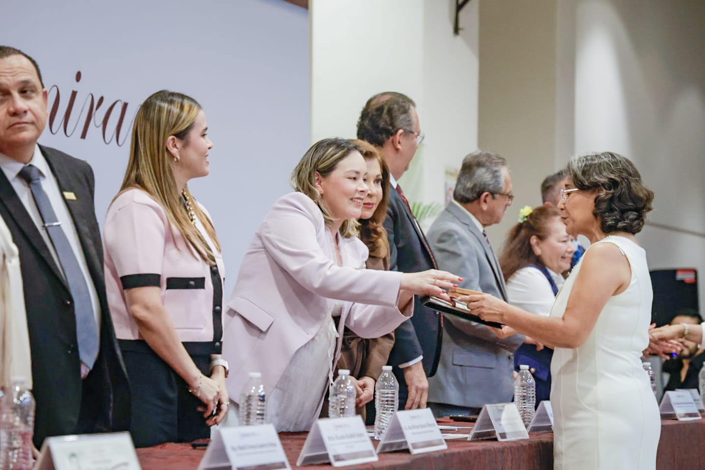 Entregan medalla "Maestro Manuel Ignacio Altamirano" a docentes con 40 años de trayectoria