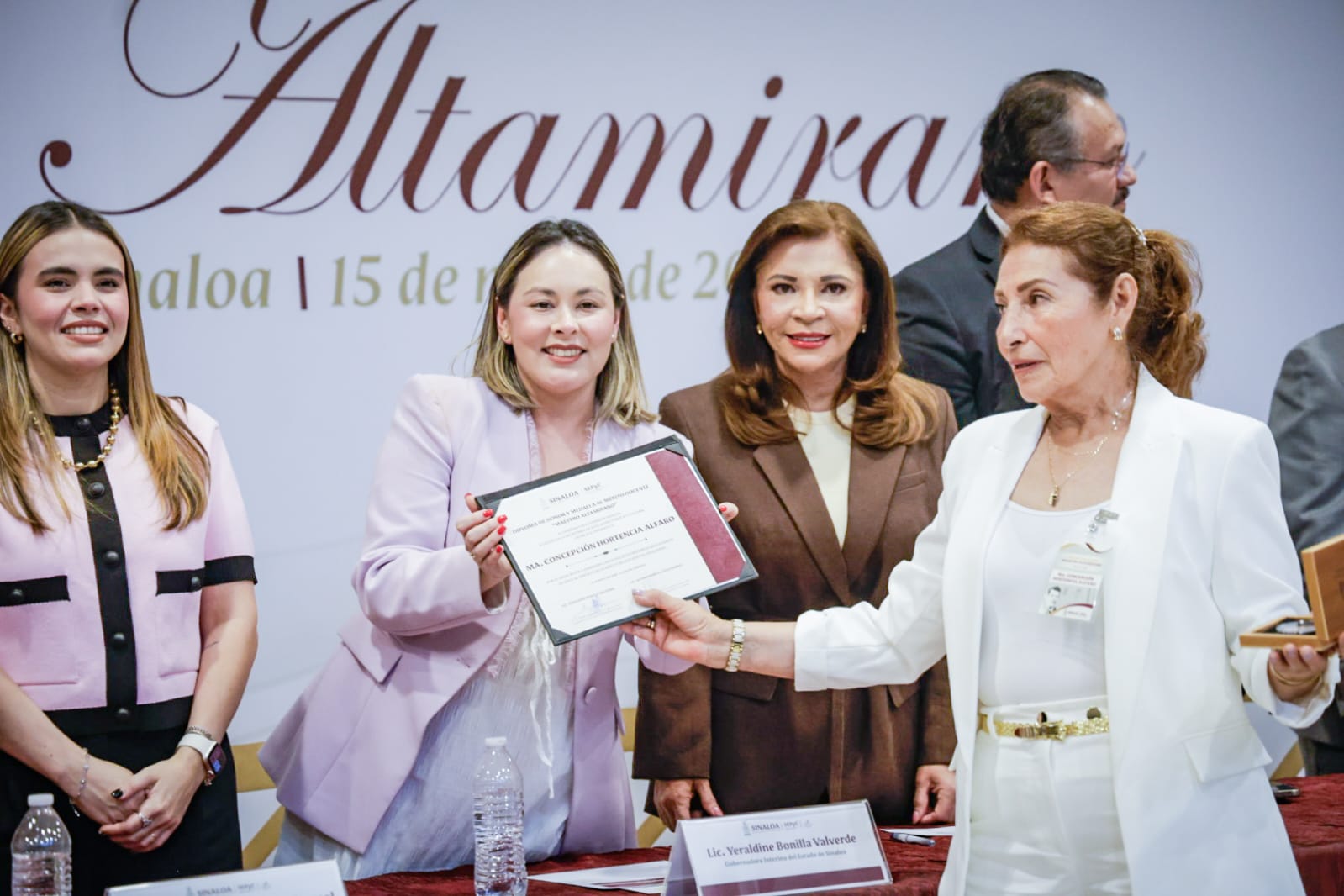 Entregan medalla "Maestro Manuel Ignacio Altamirano" a docentes con 40 años de trayectoria