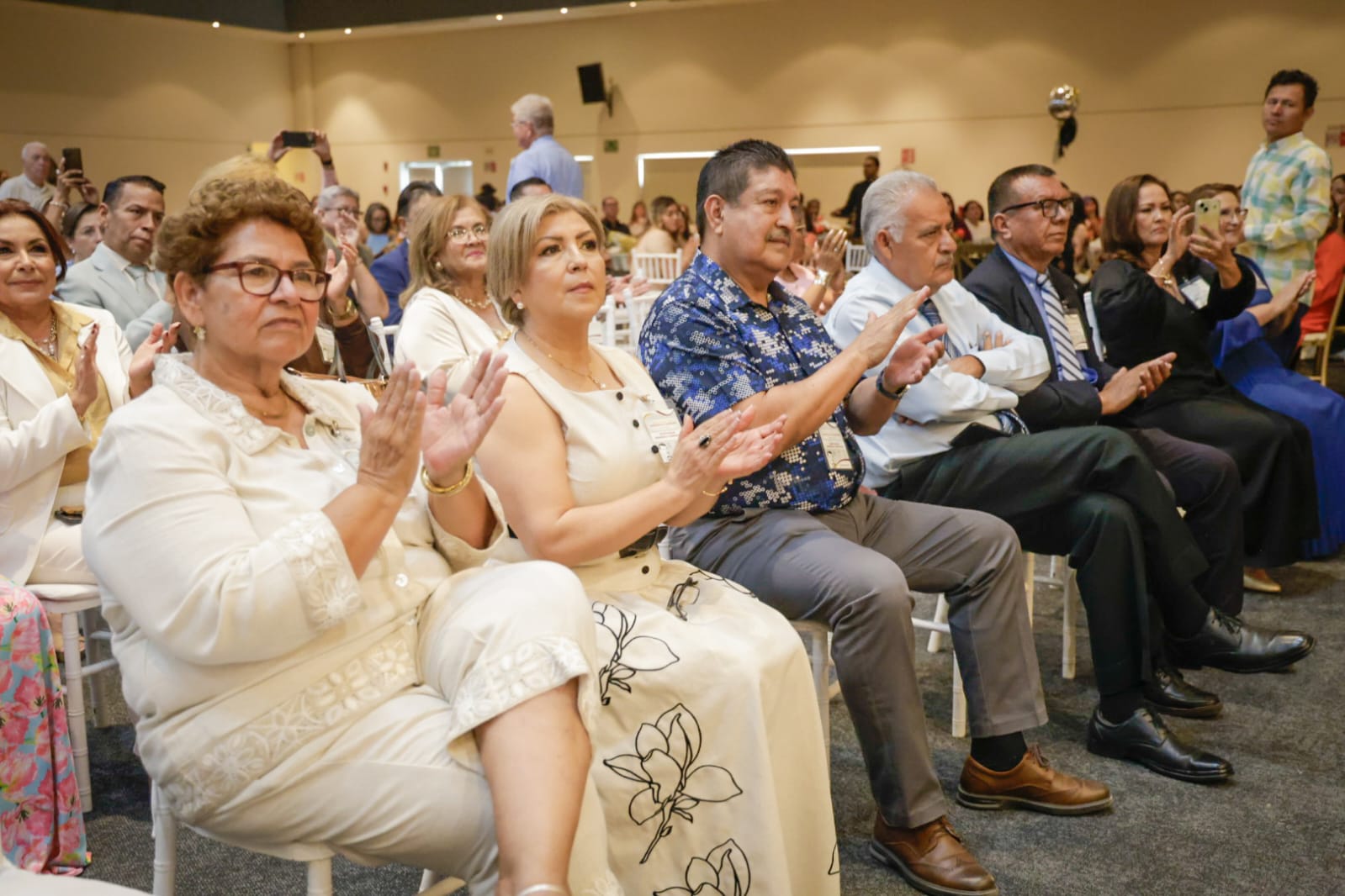 Entregan medalla "Maestro Manuel Ignacio Altamirano" a docentes con 40 años de trayectoria