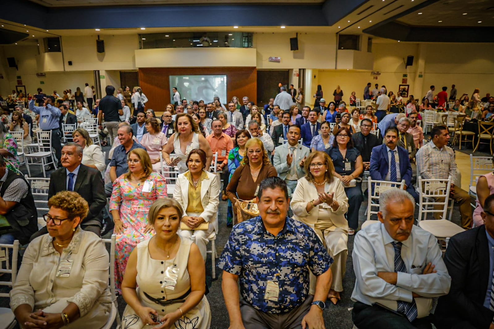 Entregan medalla "Maestro Manuel Ignacio Altamirano" a docentes con 40 años de trayectoria