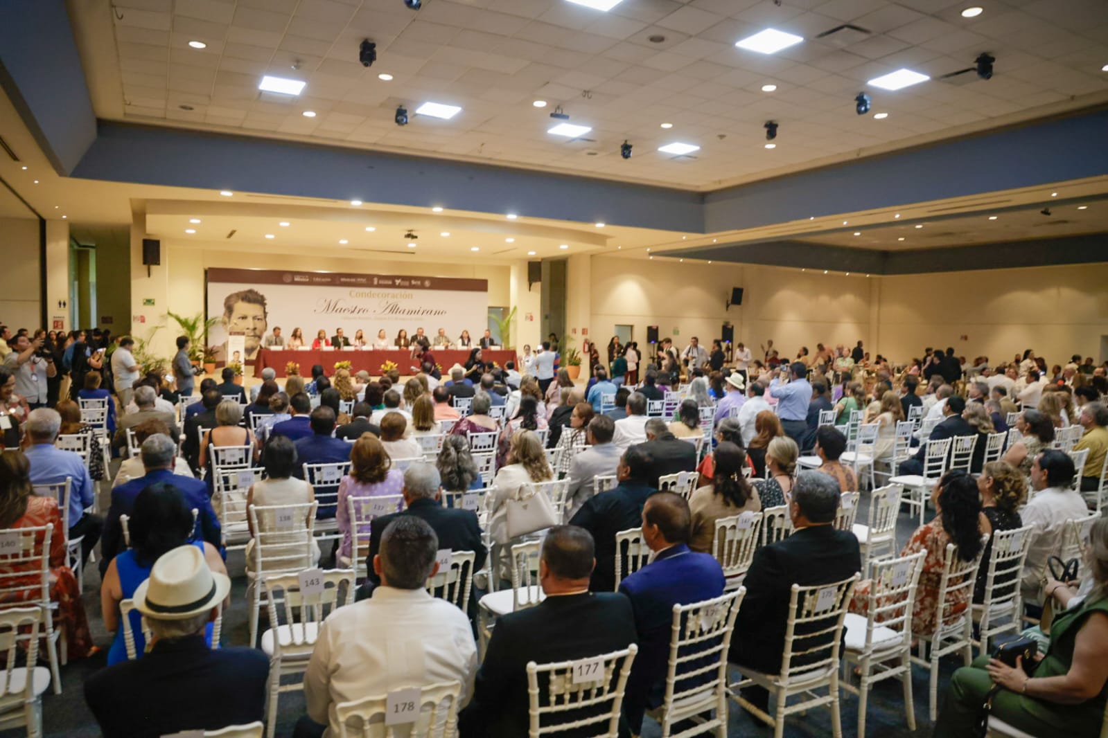 Entregan medalla "Maestro Manuel Ignacio Altamirano" a docentes con 40 años de trayectoria