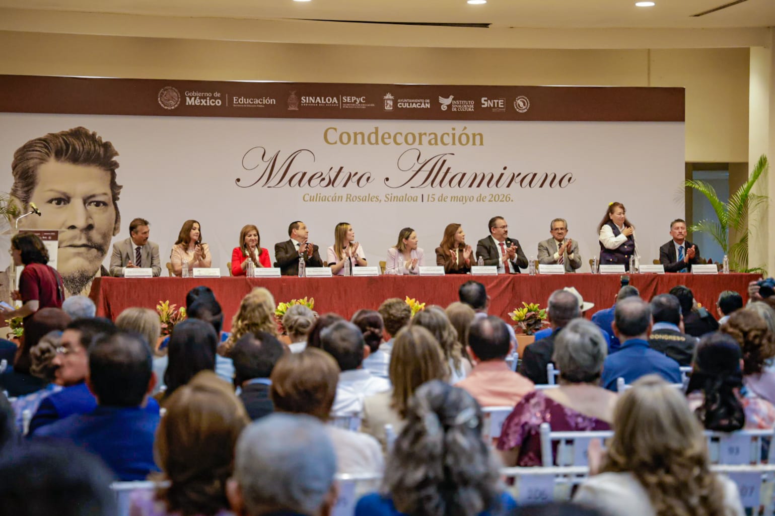 Entregan medalla "Maestro Manuel Ignacio Altamirano" a docentes con 40 años de trayectoria