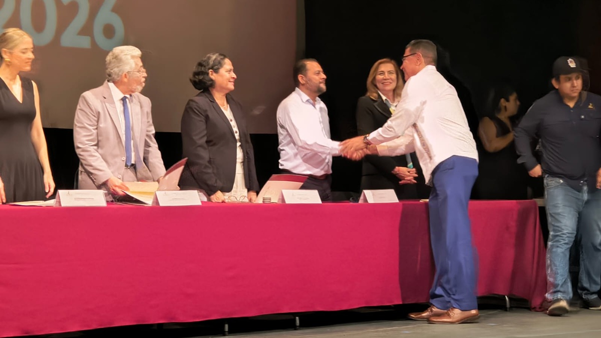 Entregan medalla "Rafael Ramírez" a maestros de Mazatlán