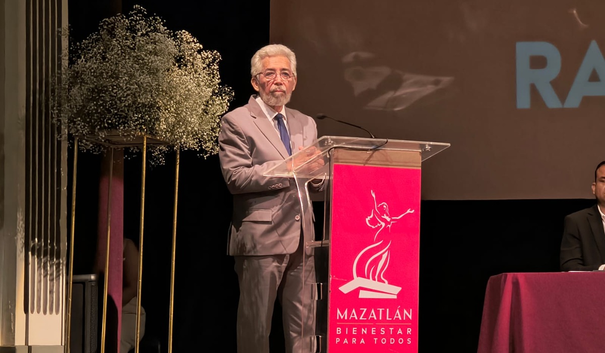 Entregan medalla "Rafael Ramírez" a maestros de Mazatlán