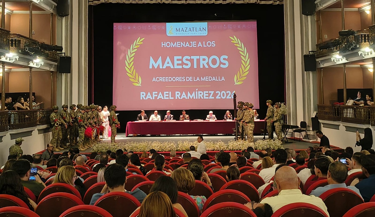 Entregan medalla "Rafael Ramírez" a maestros de Mazatlán