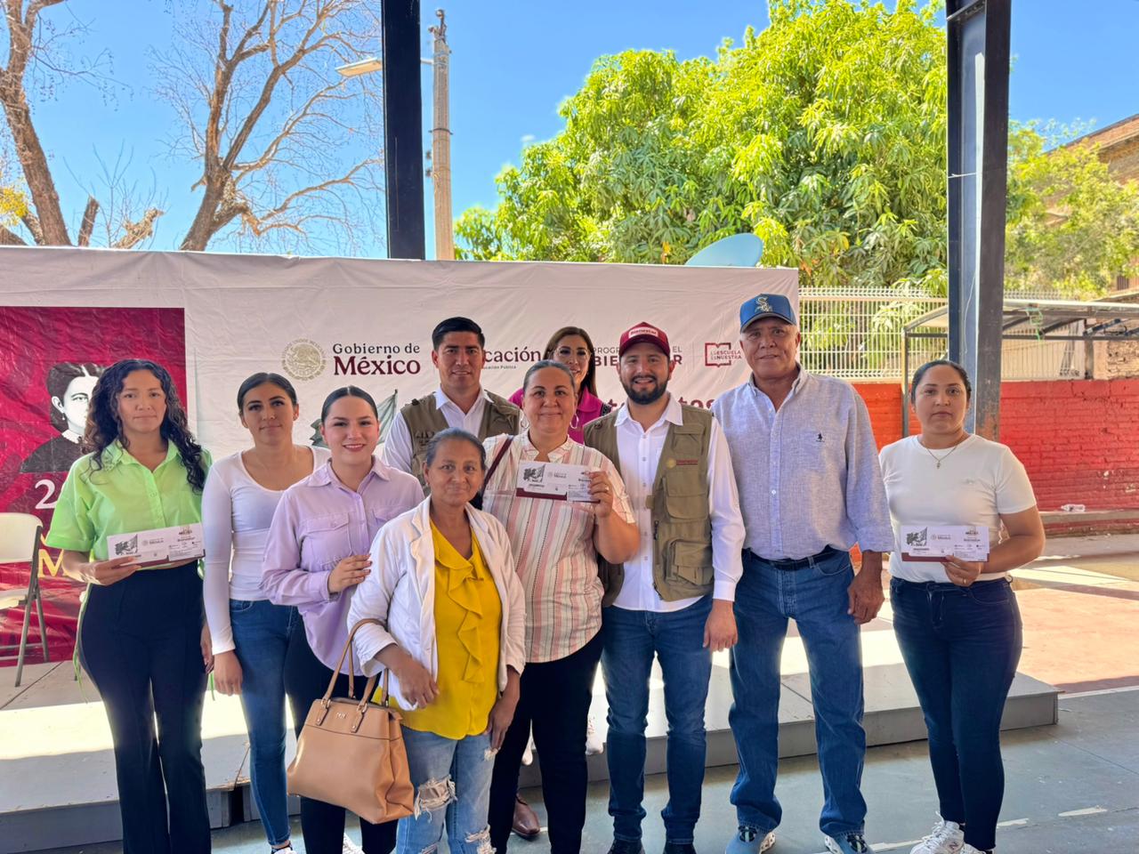 Entregan tarjetas del programa "La Escuela es Nuestra 2026" en El Fuerte
