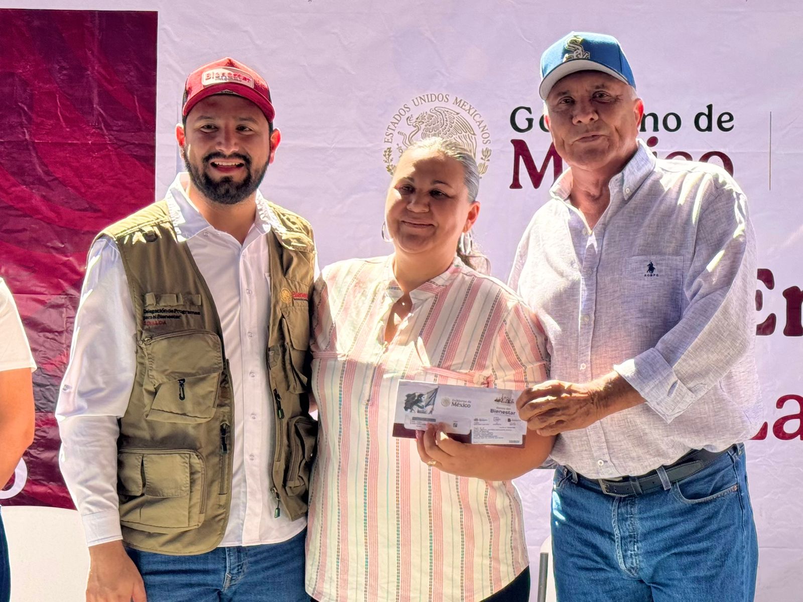 Entregan tarjetas del programa "La Escuela es Nuestra 2026" en El Fuerte