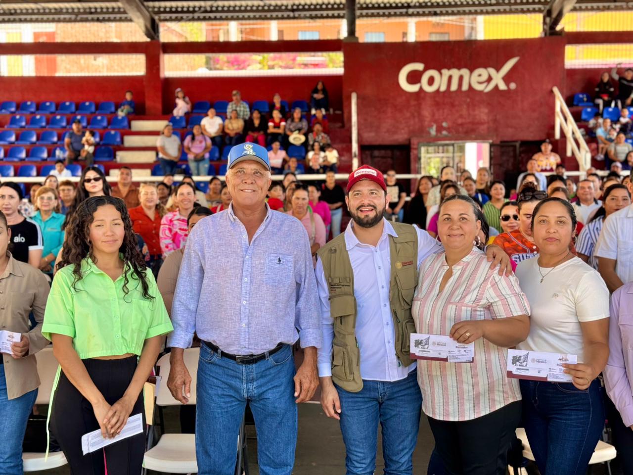 Entregan tarjetas del programa "La Escuela es Nuestra 2026" en El Fuerte