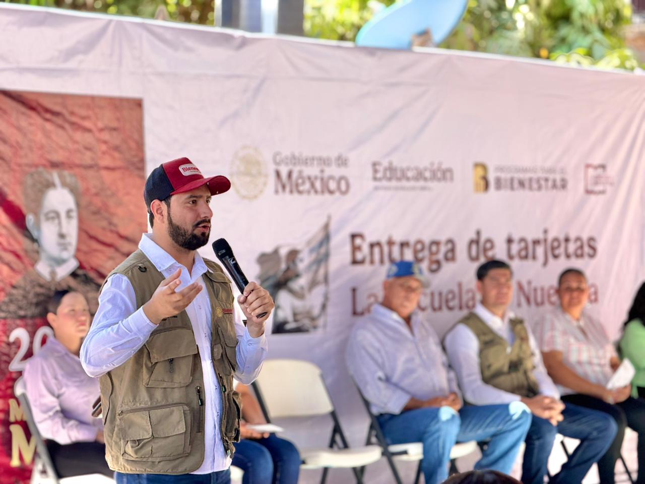 Entregan tarjetas del programa "La Escuela es Nuestra 2026" en El Fuerte
