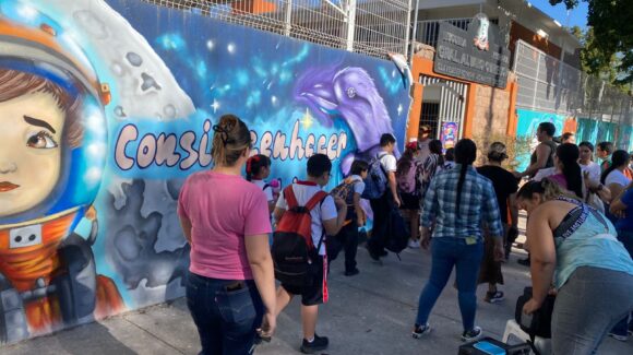 “Les importa más el mundial que la salud de los niños”: Padres de familia cuestionan adelanto del cierre de ciclo escolar en Sinaloa