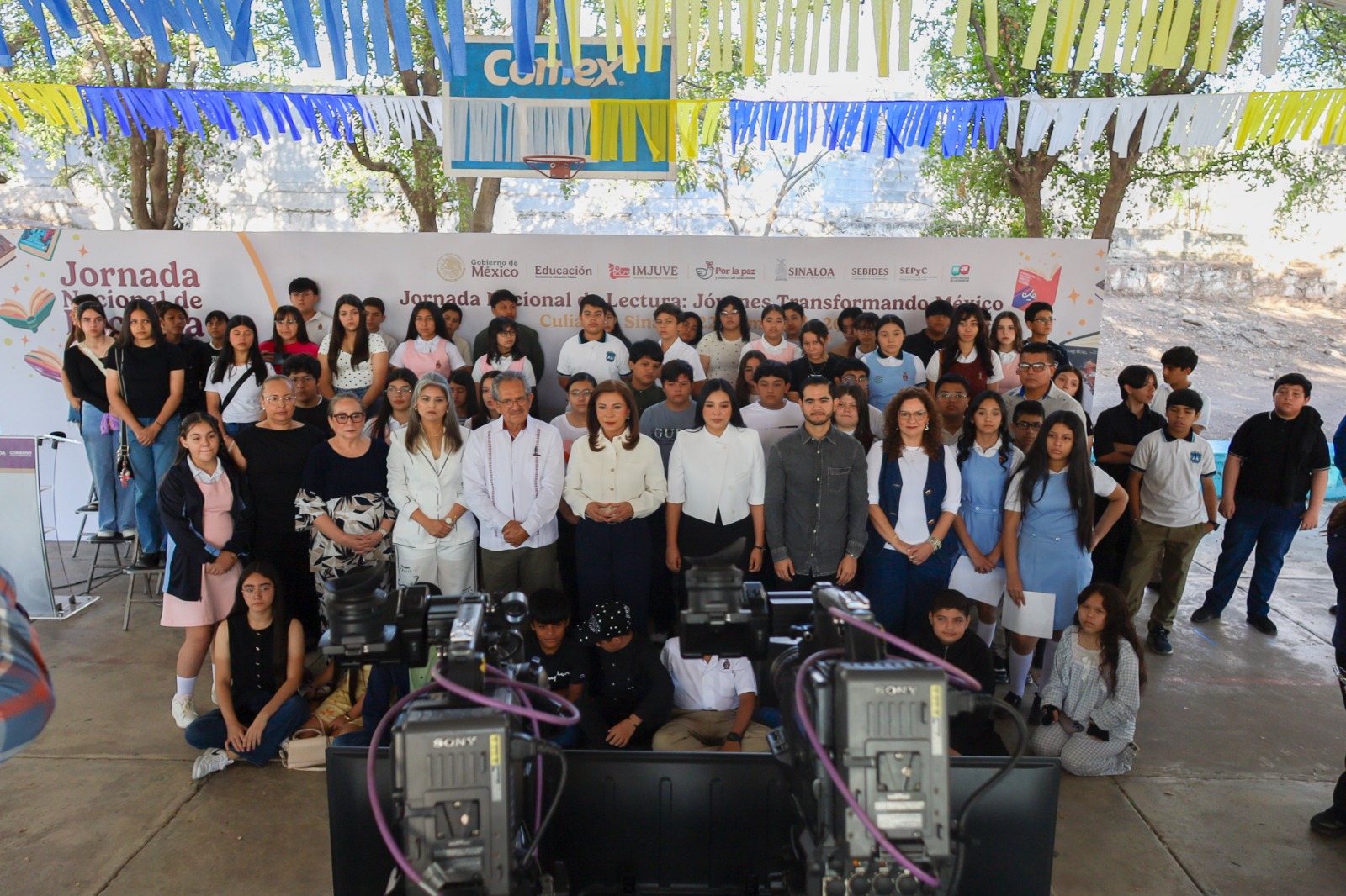 Alumnas y alumnos de la Escuela Secundaria General No. 6 “Severiano Medina Moreno” durante enlace de la conferencia “La Mañanera del Pueblo”, como parte de la estrategia nacional de lectura “las y los estudiantes y sus derechos”