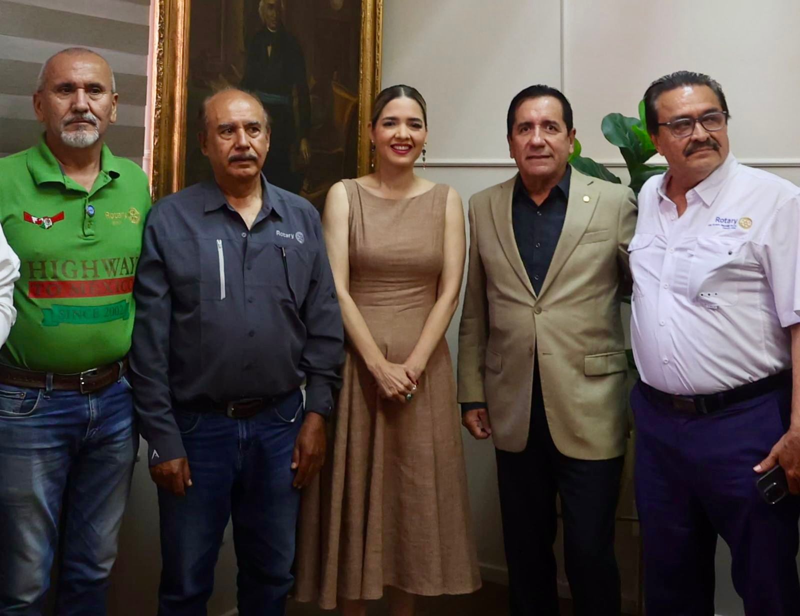 Estrella Palacios con representantes de clubes rotarios