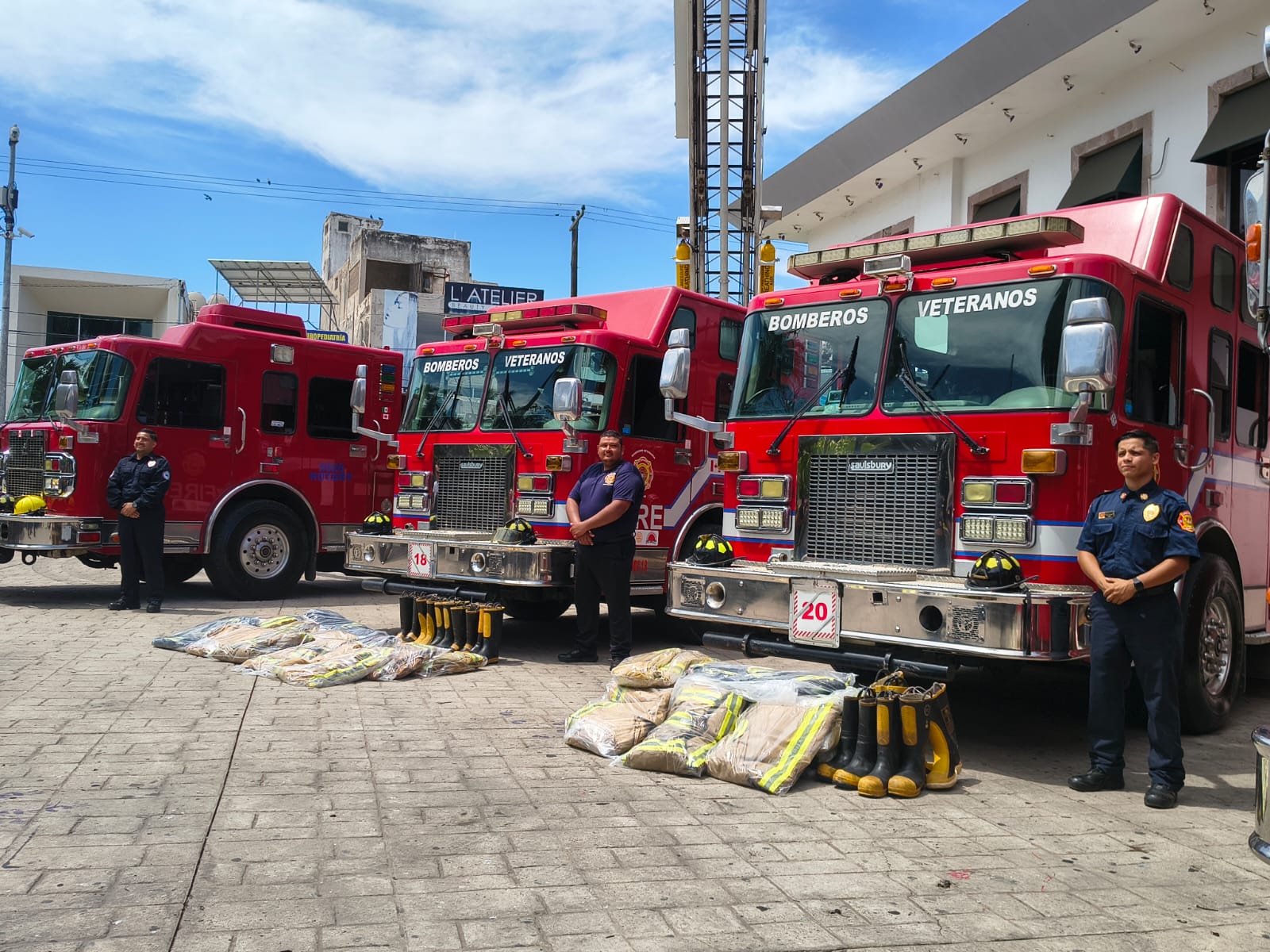Entrega de camiones y equipo táctico especializado al Cuerpo de Bomberos Veteranos, Mazatlán