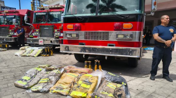 Destacan equipamiento histórico de Bomberos Veteranos con la entrega de unidades y equipo especializado