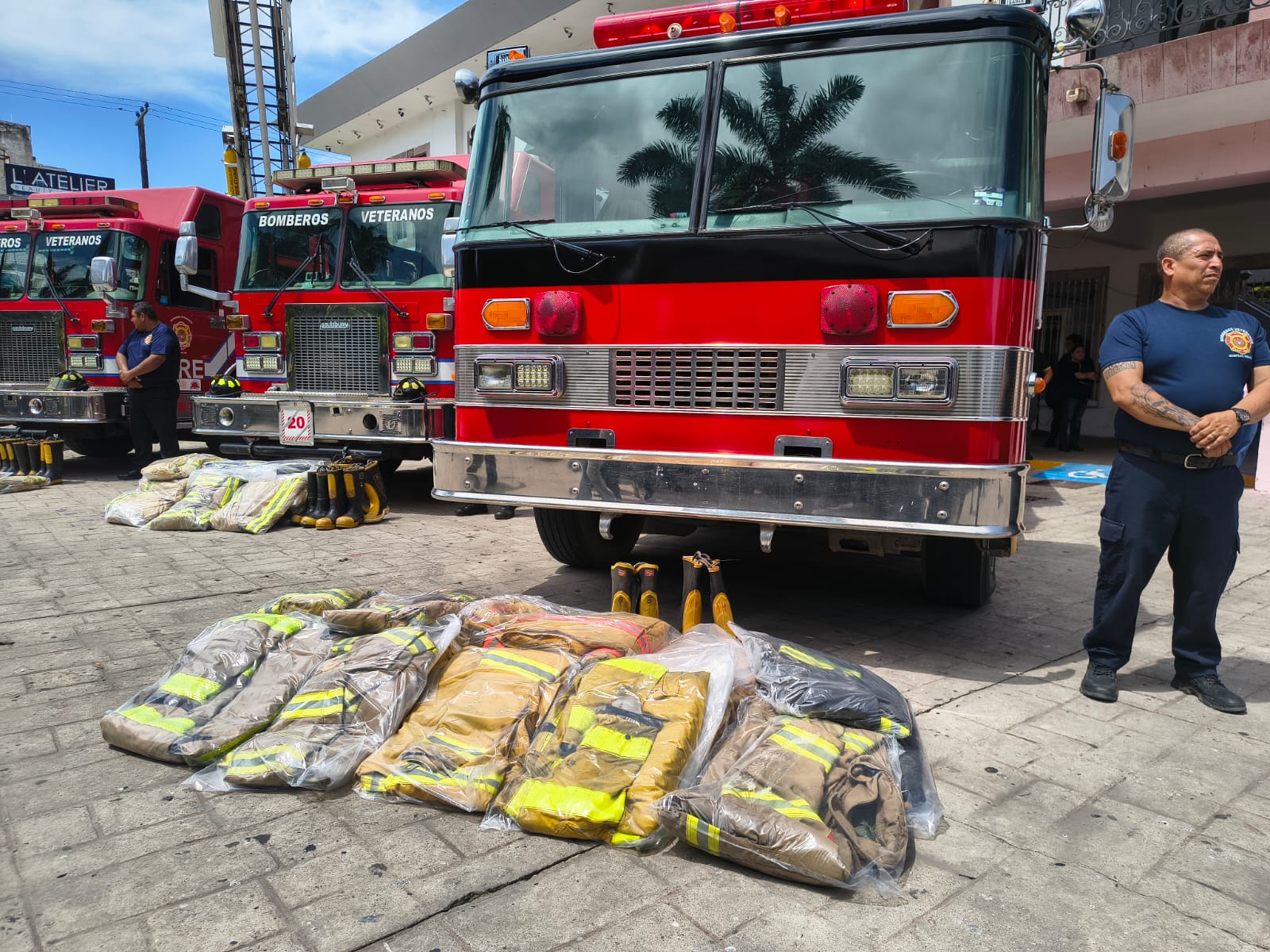 Entrega de camiones y equipo táctico especializado al Cuerpo de Bomberos Veteranos, Mazatlán