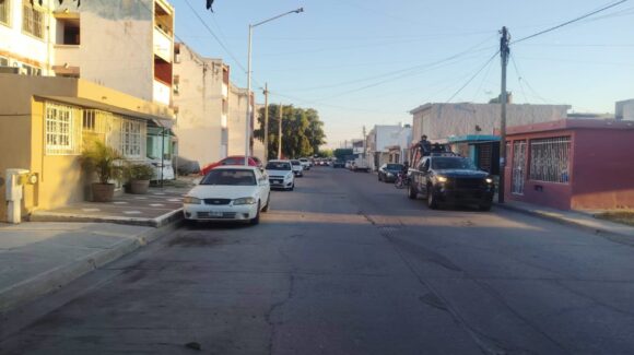 Estruendo alarma a vecinos de Hacienda del Mar en Mazatlán, Sinaloa; investigan objeto lanzado desde un automóvil