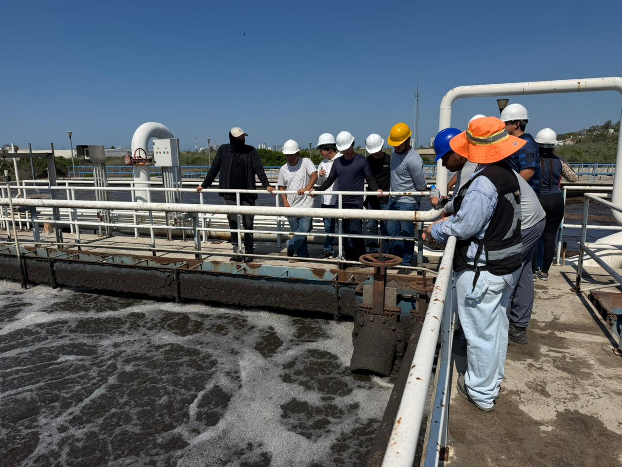Estudiantes de Facimar UAS visitan planta tratadora en Mazatlán