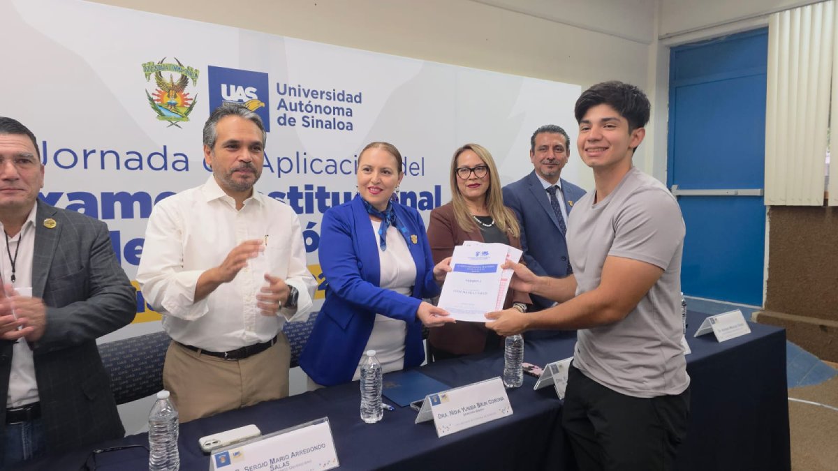 estudiantes en el examen de admision de la universidad autonoma de sinaloa joven