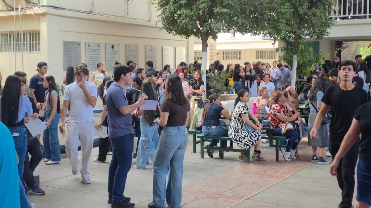 estudiantes en el examen de admision de la universidad autonoma de sinaloa lugar