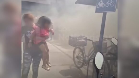 Con bebés en mano y niños llorando, así fue la evacuación de la Plaza Fiesta en Los Mochis, Sinaloa (VIDEO)