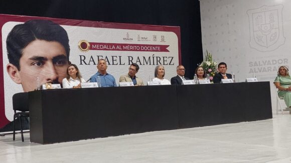 Reconocen en Salvador Alvarado a 15 docentes con la medalla al Mérito “Rafael Ramírez”
