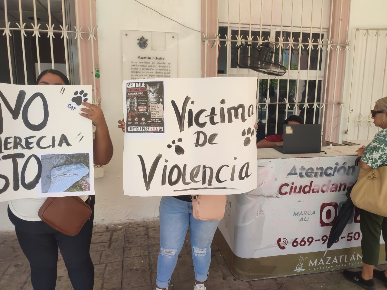 Pancarta donde se lee: Víctima de violencia