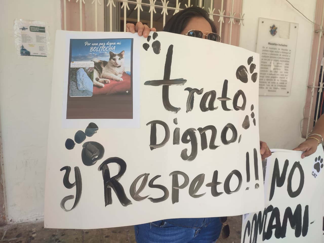 Pancarta donde se lee: Trato digno y respeto