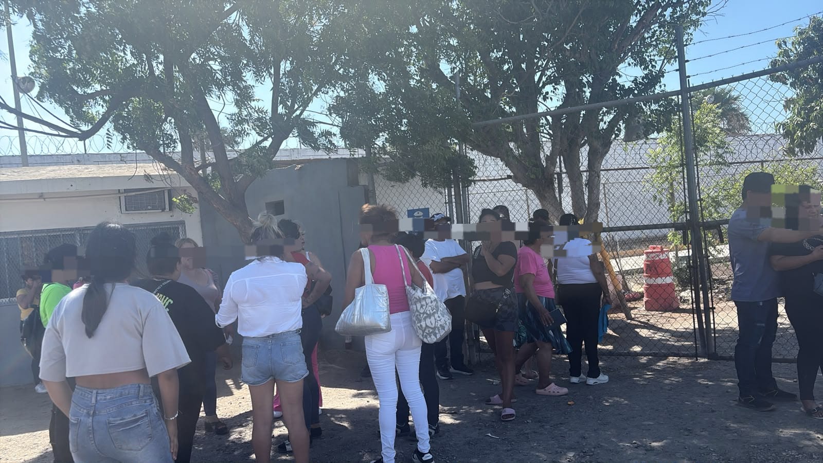 Familiares de reos acuden al penal de El Castillo, Mazatlán