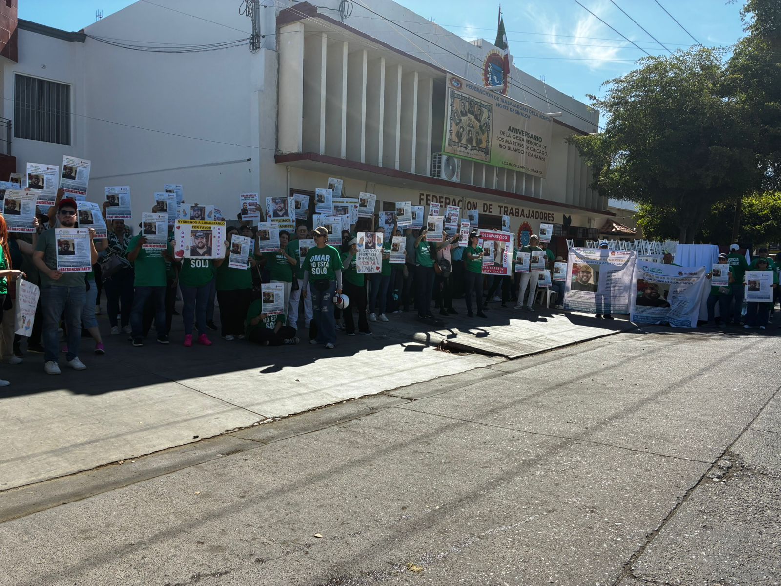 Familiares de Omar Roberto se manifestaron en el evento del Día del Trabajo, a las afueras de las instalaciones de la CTM de Los Mochis