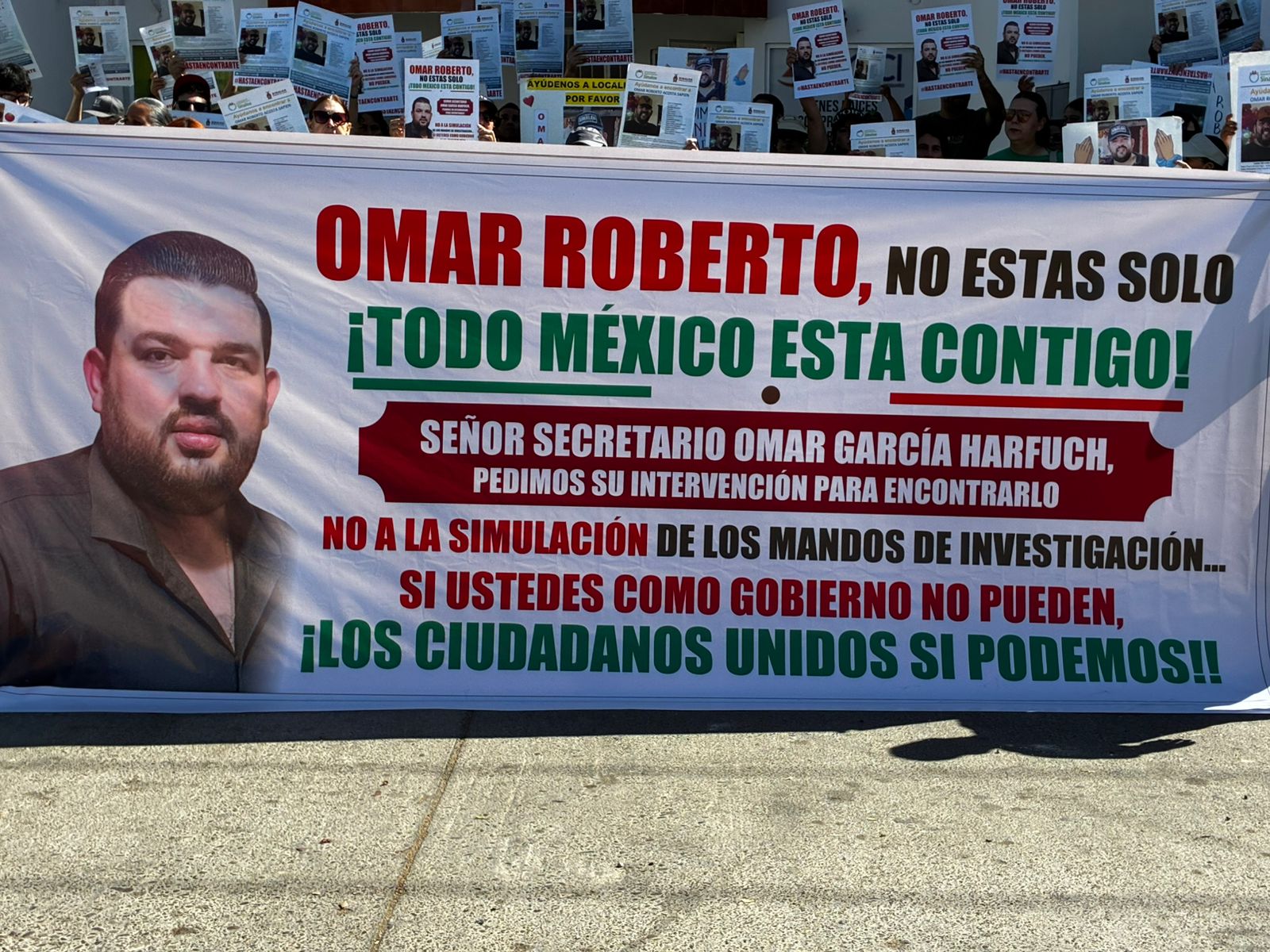 Familiares de Omar Roberto se manifestaron en el evento del Día del Trabajo, a las afueras de las instalaciones de la CTM de Los Mochis