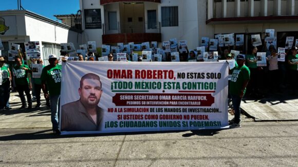 Familiares de Omar Roberto, levantado en Mazatlán, se manifiestan en evento del Día de Trabajo en la CTM de Los Mochis, Sinaloa