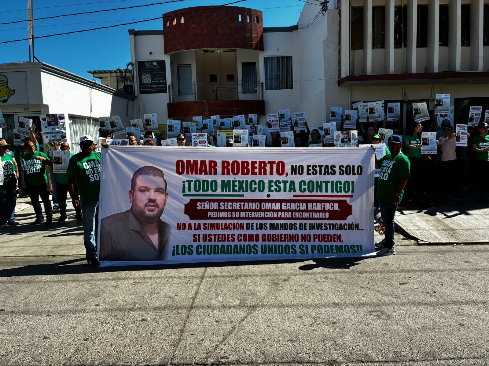 Familiares de Omar Roberto se manifestaron en el evento del Día del Trabajo, a las afueras de las instalaciones de la CTM de Los Mochis