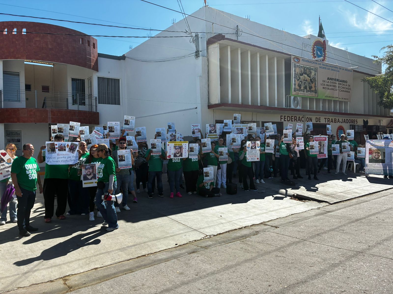Familiares de Omar Roberto se manifestaron en el evento del Día del Trabajo, a las afueras de las instalaciones de la CTM de Los Mochis