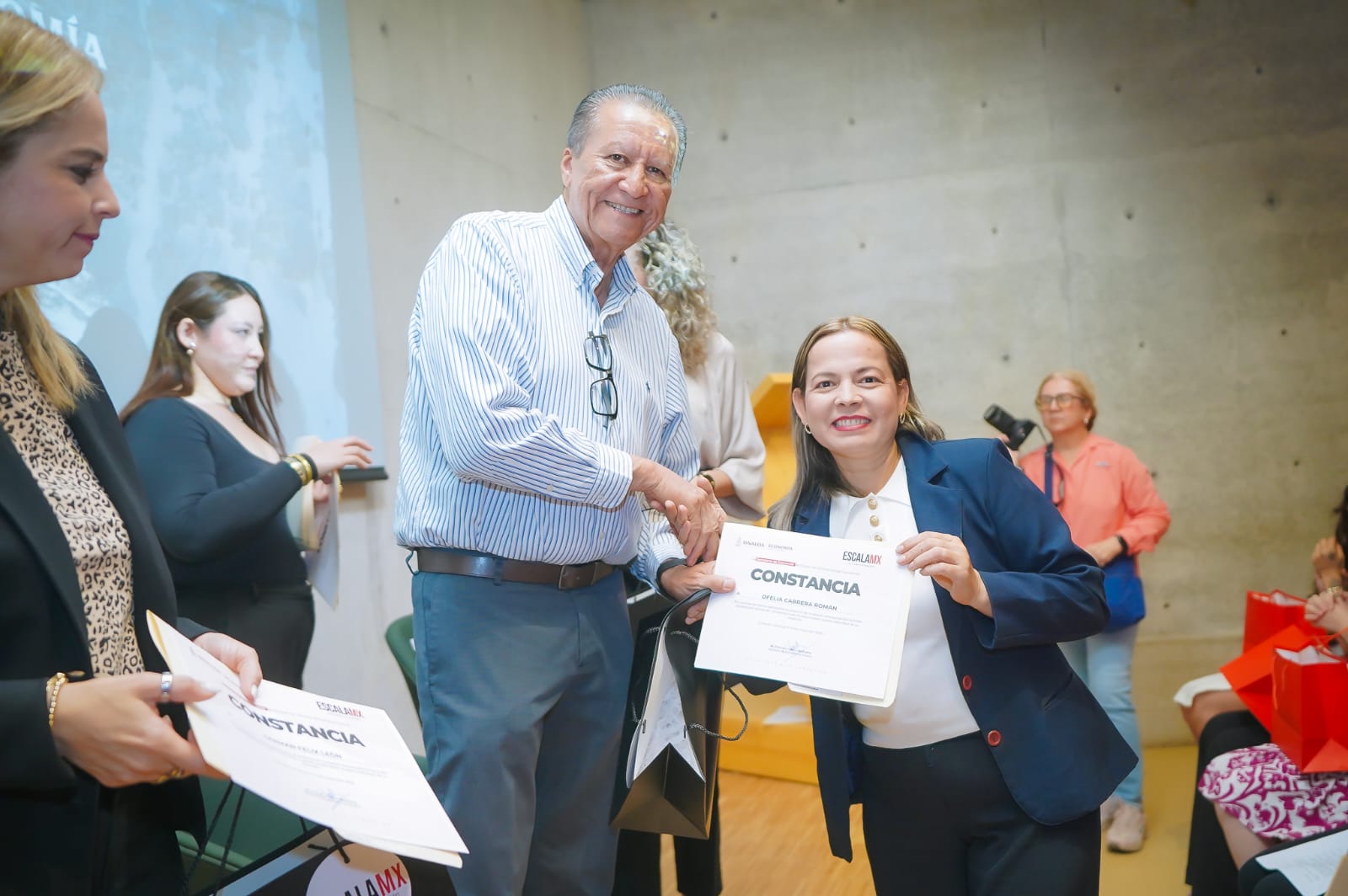 Feliciano Castro Meléndrez entrega de constancias del programa “Escala MX”