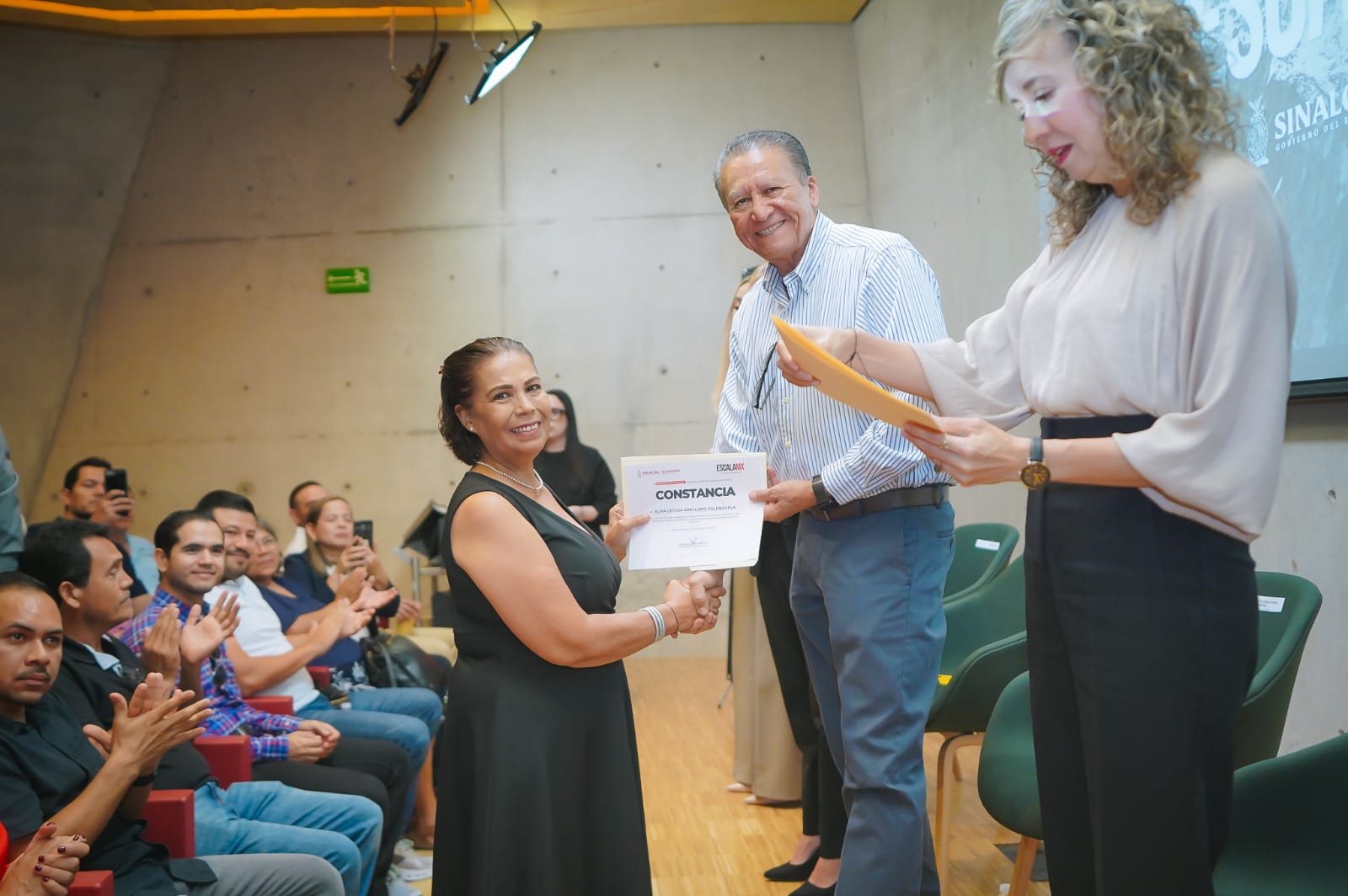 Feliciano Castro Meléndrez entrega de constancias del programa “Escala MX”