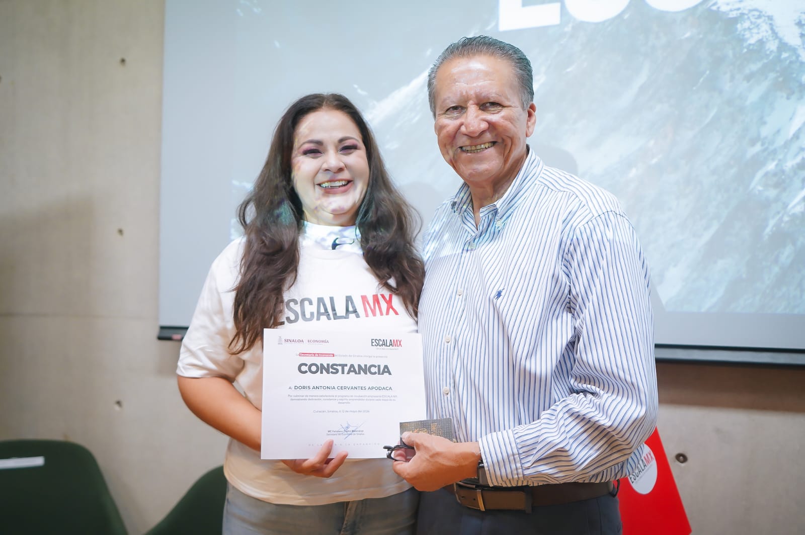 Feliciano Castro Meléndrez entrega de constancias del programa “Escala MX”