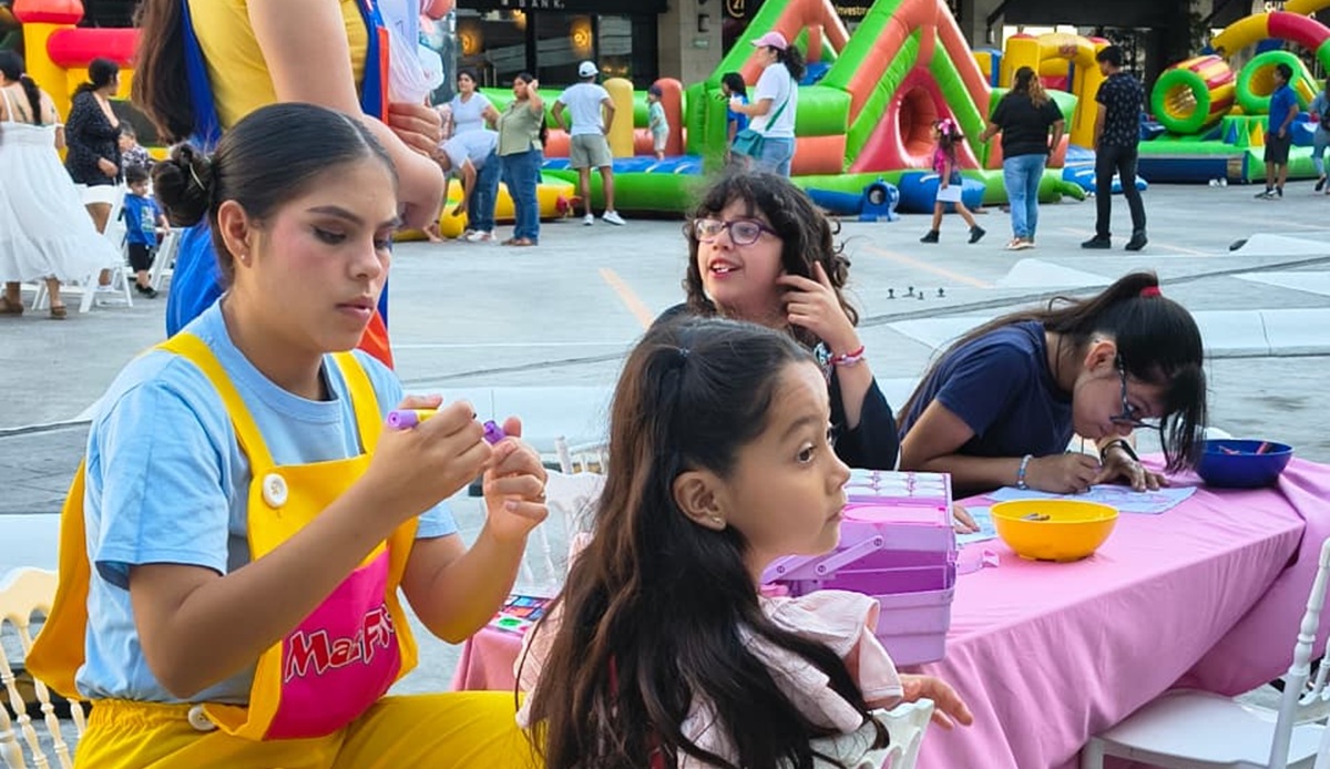Isla Tres City Center celebra su día a los niños de Mazatlán