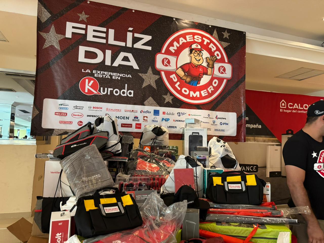 Kuroda festeja a los plomeros en su día en Culiacán