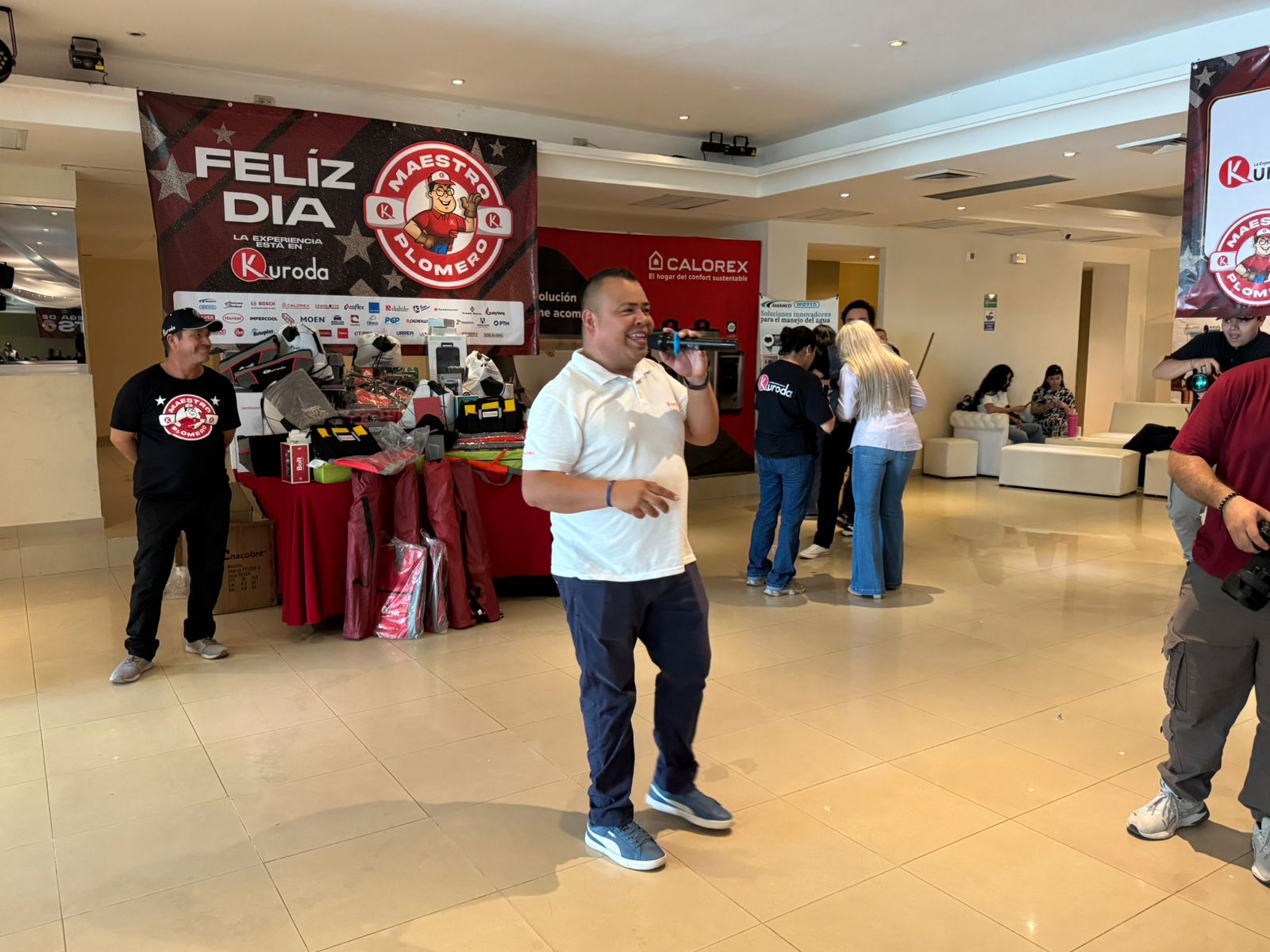 Kuroda festeja a los plomeros en su día en Culiacán
