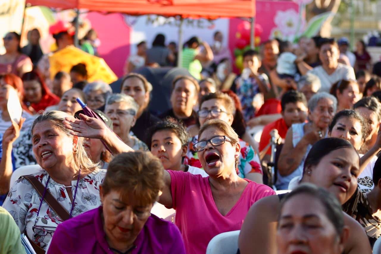Festejo del Día de las Madres en la Col. Casa Hogar, Mazatlán