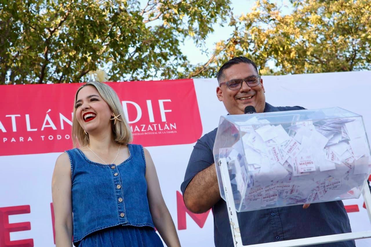 Festejo del Día de las Madres en la Col. Casa Hogar, Mazatlán