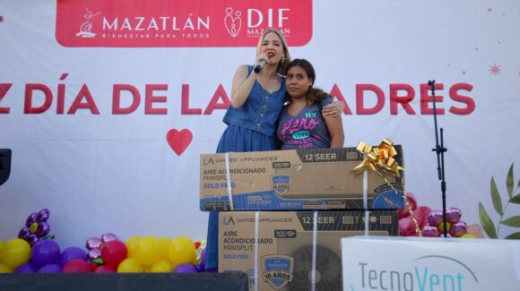 Celebran a más de 600 madres en convivencia por su día en la colonia Casa Hogar, en Mazatlán, Sinaloa
