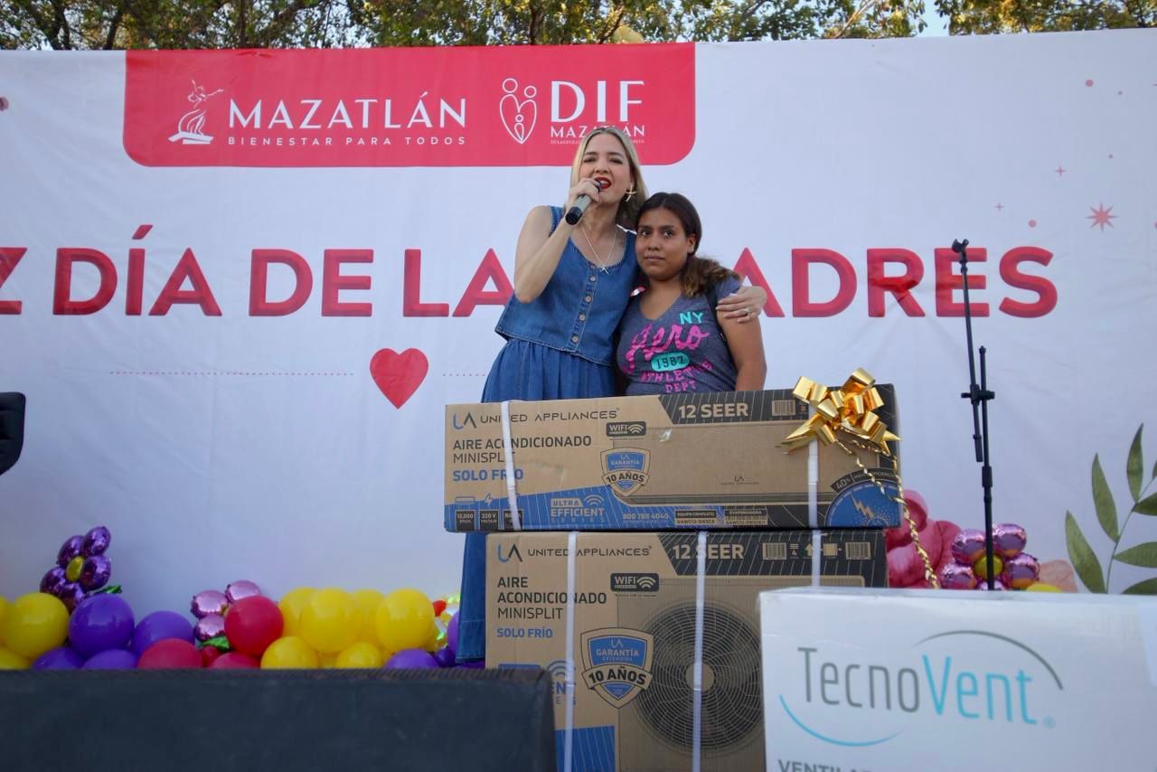 Festejo del Día de las Madres en la Col. Casa Hogar, Mazatlán