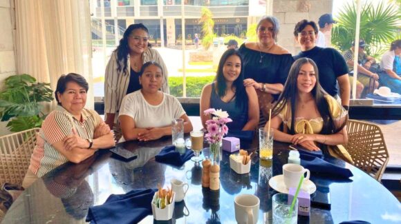 Vibra Radio y Los Noticieristas celebran a las mamás con desayuno especial en Palmarés Mazatlán, Sinaloa