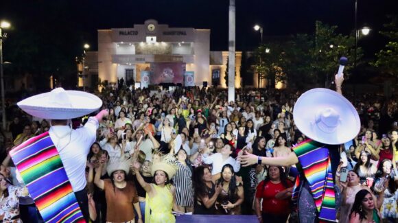José Paz López festeja a las mamás de Badiraguato con música, regalos y una rica cena