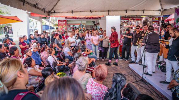 ¡Con música de banda y regalos! Consiente el Mercado Garmendia a las madres de familia por su día