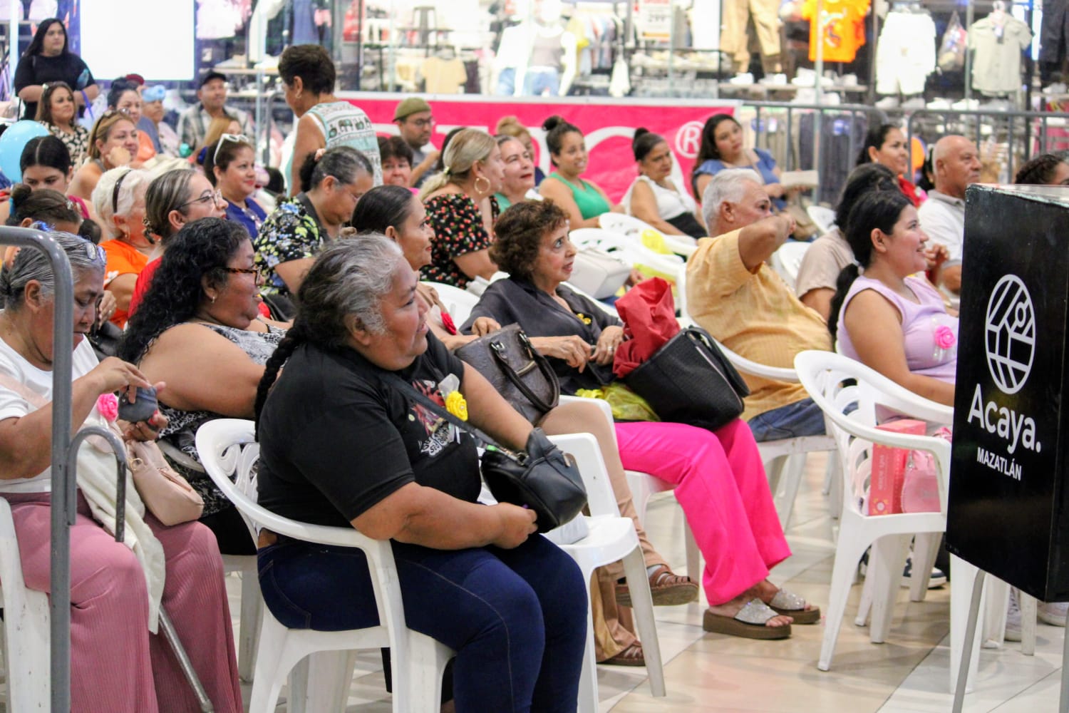 Festejo para mamás en Plaza Acaya, Mazatlán