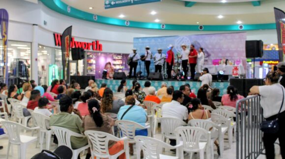 Mamás, las reinas de una tarde cargada de regalos, música y mucha diversión en Plaza Acaya de Mazatlán, Sinaloa