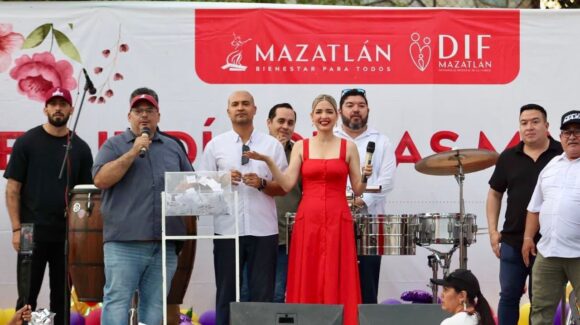 DIF Mazatlán concluye celebraciones del Día de las Madres con música, convivio y regalos
